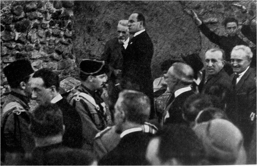 Giacomo Boni e Benito Mussolini presso l’ara di Cesare, da Eva Tea, Giacomo Boni nella vita del suo tempo, 2 voll., Milano 1932