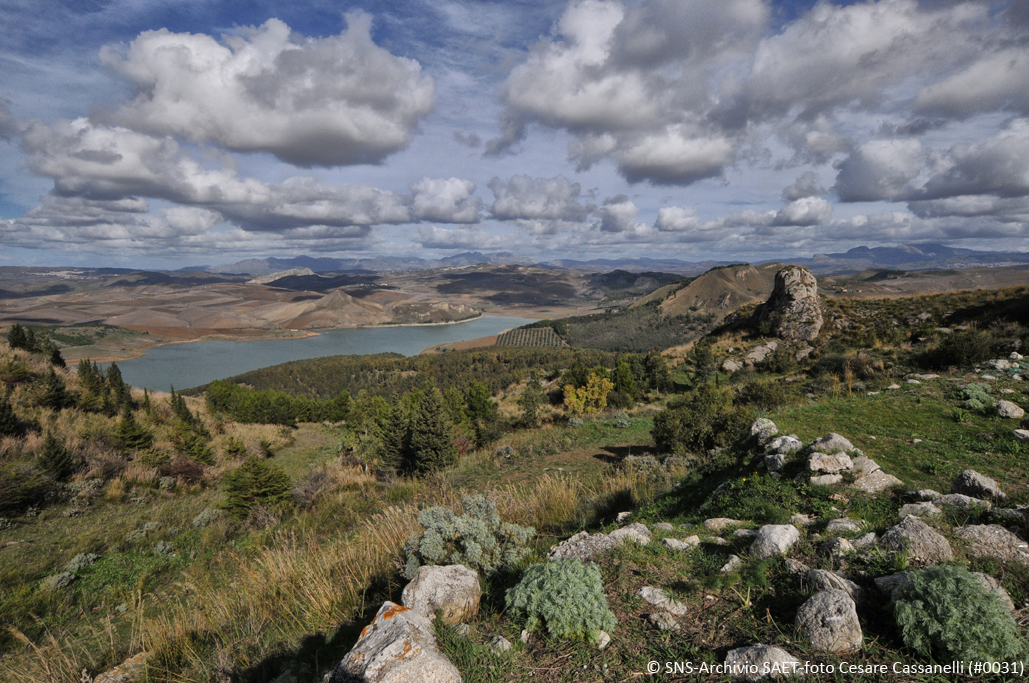 Dalle mura di Nord Ovest, panorama verso Nord, con il lago artificiale creato dallo sbarramento della diga Garcia sul Belice Sinistro