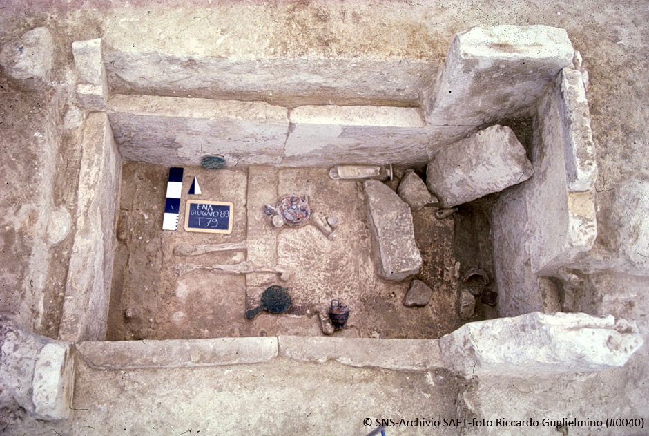 Vista dall’alto della tomba 79, al momento della scoperta, con i resti dello scheletro e gli oggetti del corredo in situ.