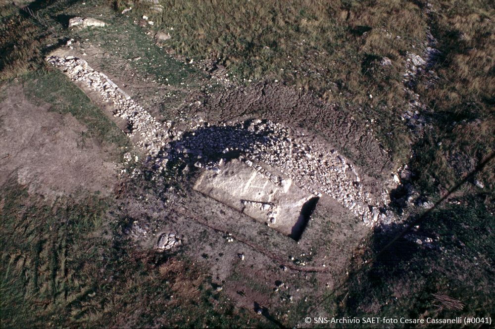 Veduta da pallone aerostatico dello scavo alle fortificazioni di NordEst: a destra tratto di muro con bastione trapezoidale, al centro la porta, a sinistra tratto di muro rettilineo.