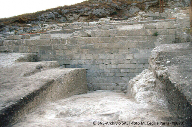 Area Centrale. Muro di analemma (sostruzione) del tempio a oikos arcaico